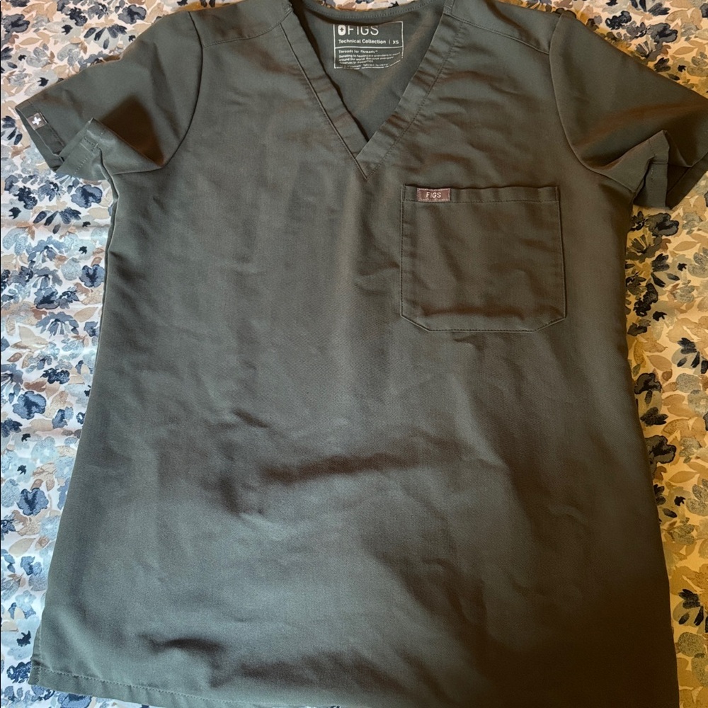 FIGS Catarina Bonsai V-Neck Scrub Top